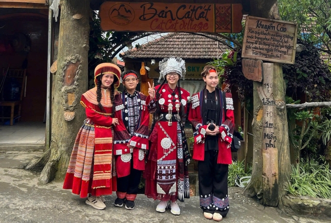 Du khách đến thăm Bản Cát Cát, Tuyên Quang. Ảnh: