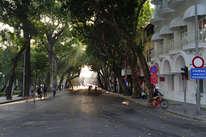 Đường Hàng Khay - Tràng Tiền, đoạn gần kết thúc của đoàn diễu binh tuyến 1. Ảnh: Ngọc Thành