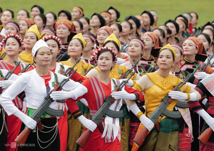 Các khối nữ quân nhân trên đường tổng duyệt A80. Ảnh: Ngọc Thành